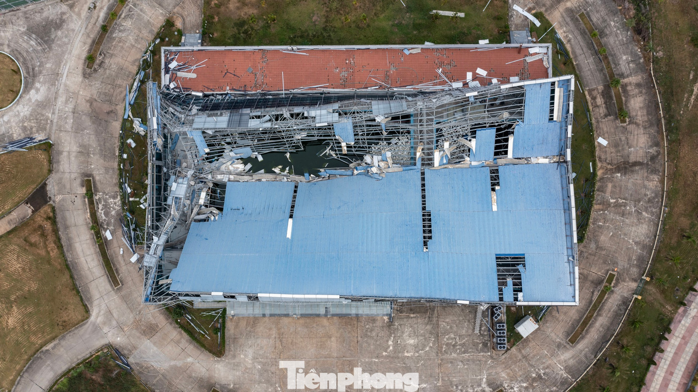 Một số vị trí vách kính, trần và mái tôn của nhà thi đấu bị hư hỏng gây thấm dột vào bên trong công trình, ảnh hưởng đến các khu vực khán đài và sân thi đấu. Một số vị trí vách kính, trần và mái tôn của nhà thi đấu bị hư hỏng gây thấm dột vào bên trong công trình, ảnh hưởng đến các khu vực khán đài và sân thi đấu.