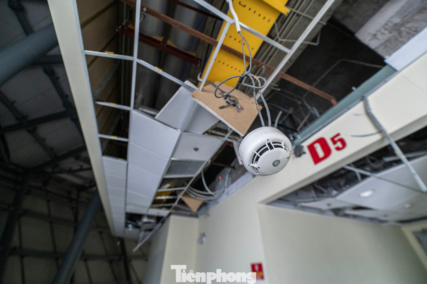 Ở khu vực bên trong, nhiều vị trí tấm trần phải nhập khẩu được thay thế tạm thời bằng tấm thạch cao tại các khu vực bị hư hỏng. Ở khu vực bên trong, nhiều vị trí tấm trần phải nhập khẩu được thay thế tạm thời bằng tấm thạch cao tại các khu vực bị hư hỏng.