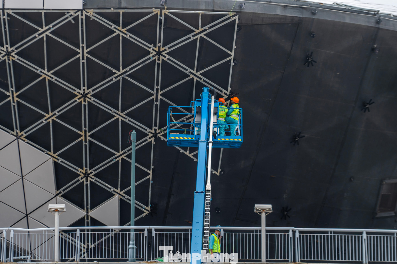 Hệ thống mái giàn không gian nhà thi đấu thể thao dưới nước bị gẫy, sập toàn bộ xuống khu bể bơi gây ảnh hưởng đến hầu hết các hạng mục. Hệ thống mái giàn không gian nhà thi đấu thể thao dưới nước bị gẫy, sập toàn bộ xuống khu bể bơi gây ảnh hưởng đến hầu hết các hạng mục.