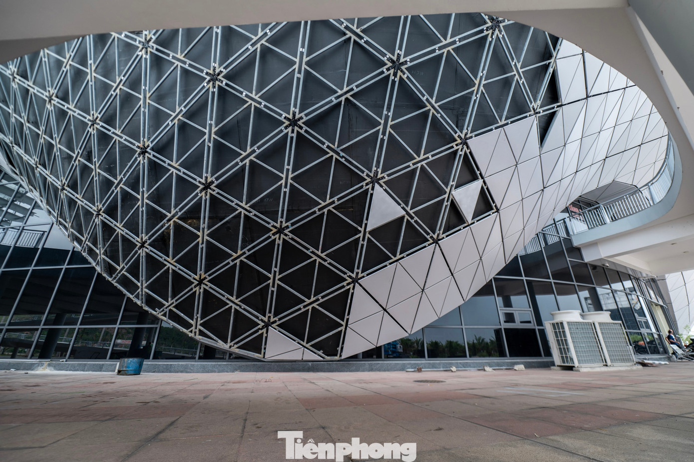 Trước đó do ảnh hưởng bởi bão số 3 (9/2024), hơn 2.000 m2 tấm ốp trang trí bằng hợp kim nhôm bên ngoài bị bong tróc, gãy rụng. Nhiều hạng mục khác nằm trong tổ hợp bị hư hỏng. Trước đó do ảnh hưởng bởi bão số 3 (9/2024), hơn 2.000 m2 tấm ốp trang trí bằng hợp kim nhôm bên ngoài bị bong tróc, gãy rụng. Nhiều hạng mục khác nằm trong tổ hợp bị hư hỏng.