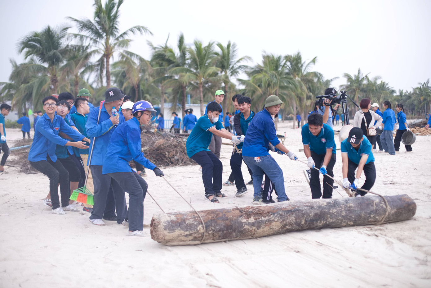 Đoàn thanh niên thành phố Hạ Long chung tay dọn sạch biển sau bão Yagi.