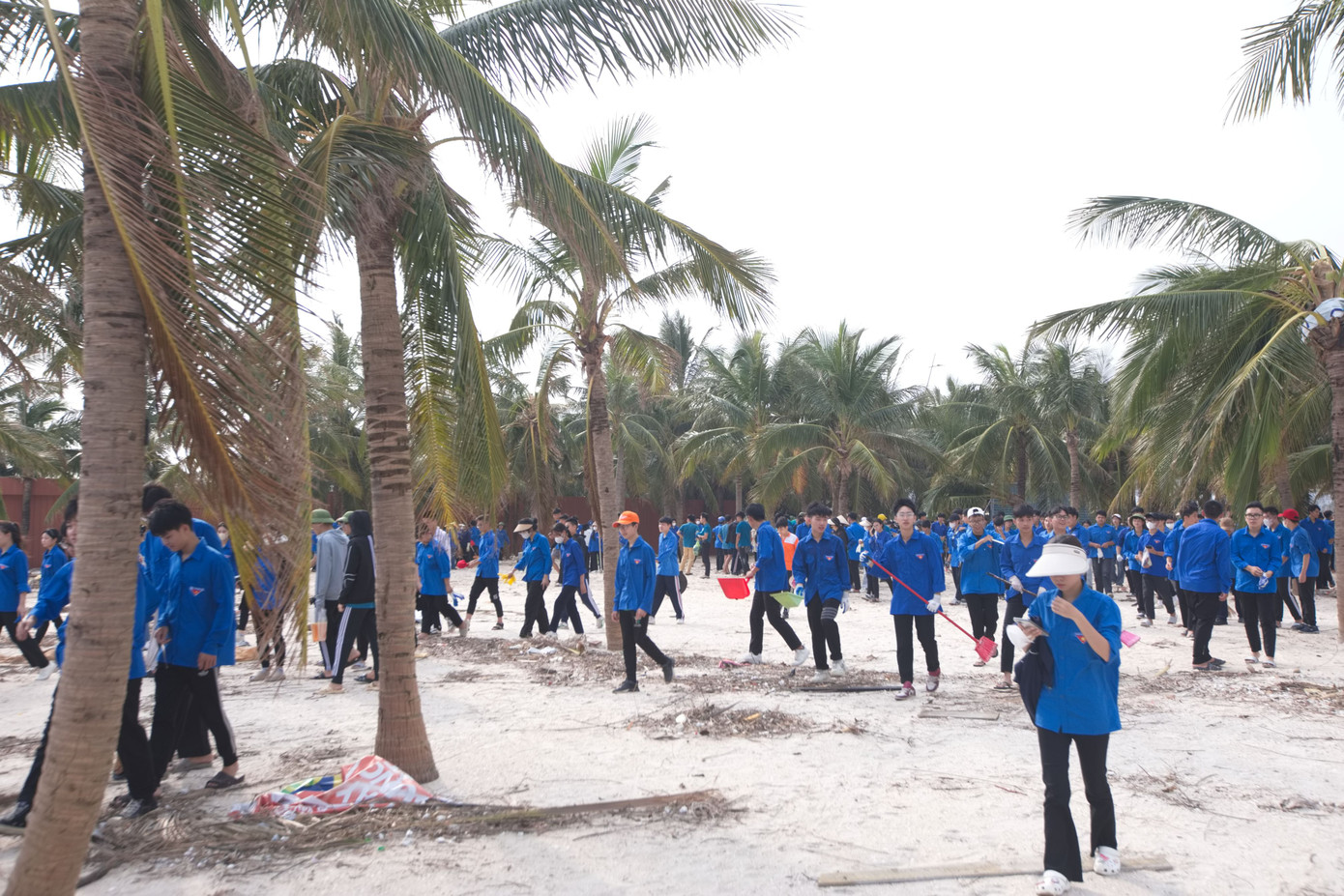 Hơn 10.000 đoàn viên, thanh niên học sinh, giáo viên các trường THPT, Trung tâm GDNN,GDTX thành phố tham gia dọn dẹp vệ sinh.