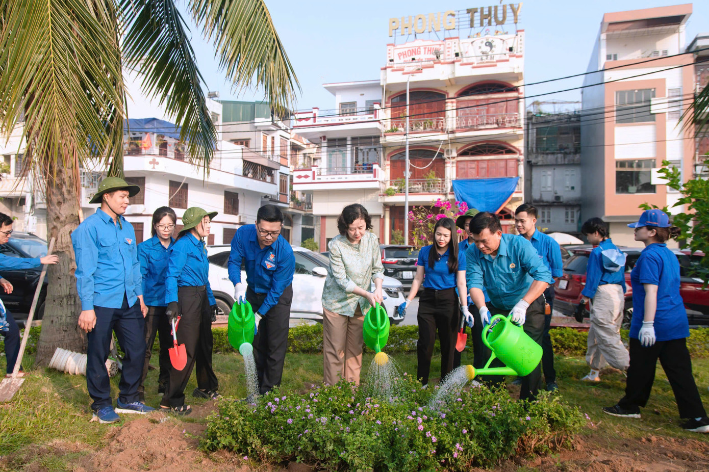 Tuổi trẻ Hạ Long cùng lãnh đạo thành phố trồng hoa, cây xanh tại các tuyến phố.