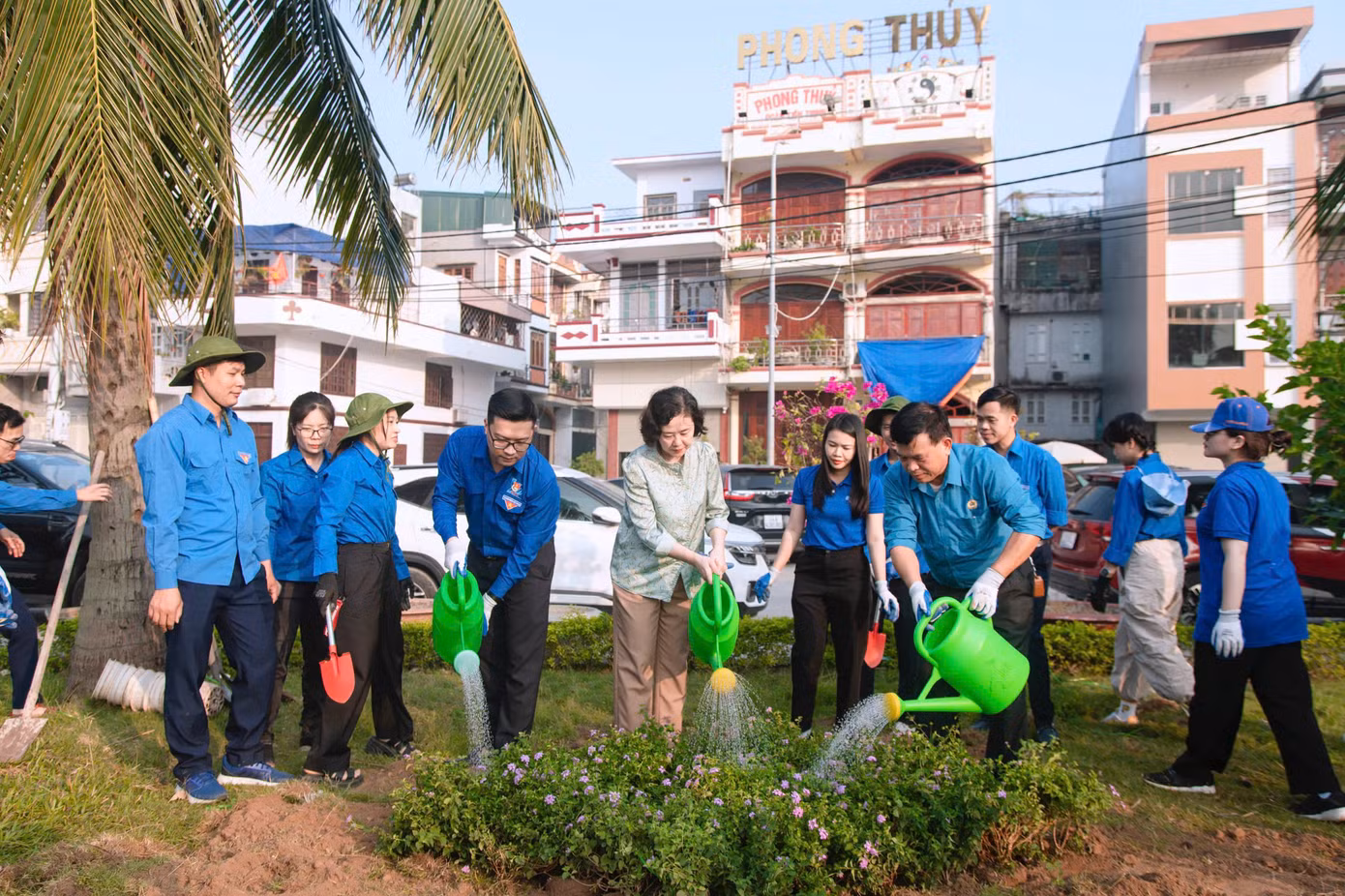 Tuổi trẻ Hạ Long cùng lãnh đạo thành phố trồng hoa, cây xanh tại các tuyến phố. Tuổi trẻ Hạ Long cùng lãnh đạo thành phố trồng hoa, cây xanh tại các tuyến phố.