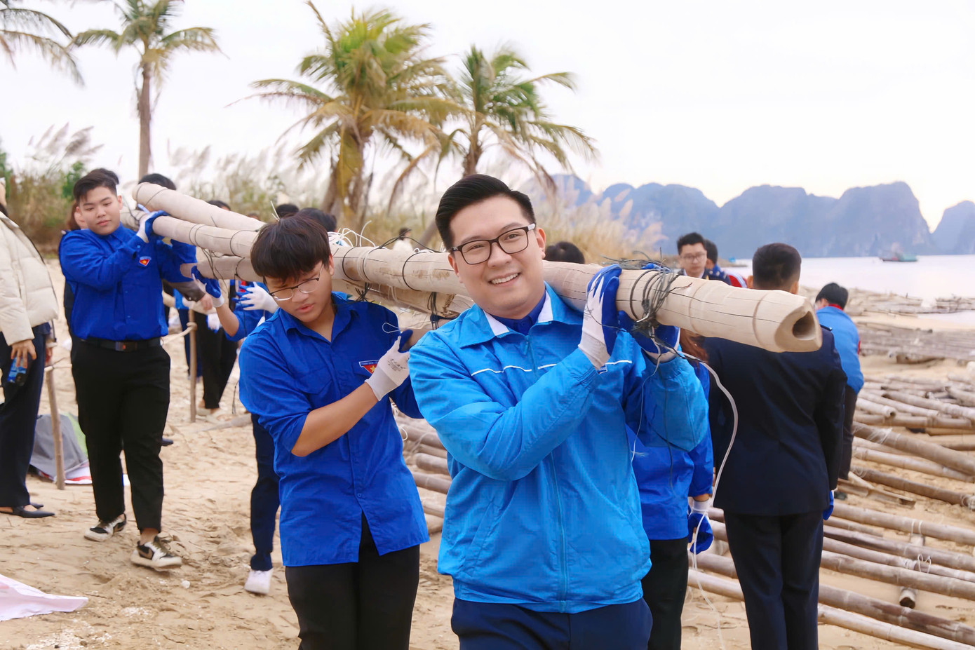 Anh Nguyễn Tuấn Thắng, Bí thư Thành đoàn Hạ Long (người đi đầu) trong chiến dịch ra quân làm sạch biển sau bão Yagi.