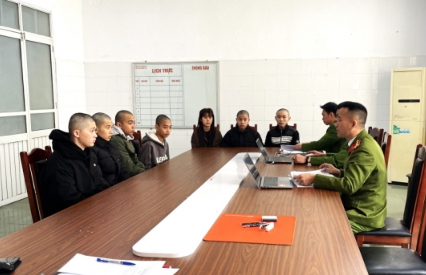Nhóm đối tượng tại cơ quan Công an.