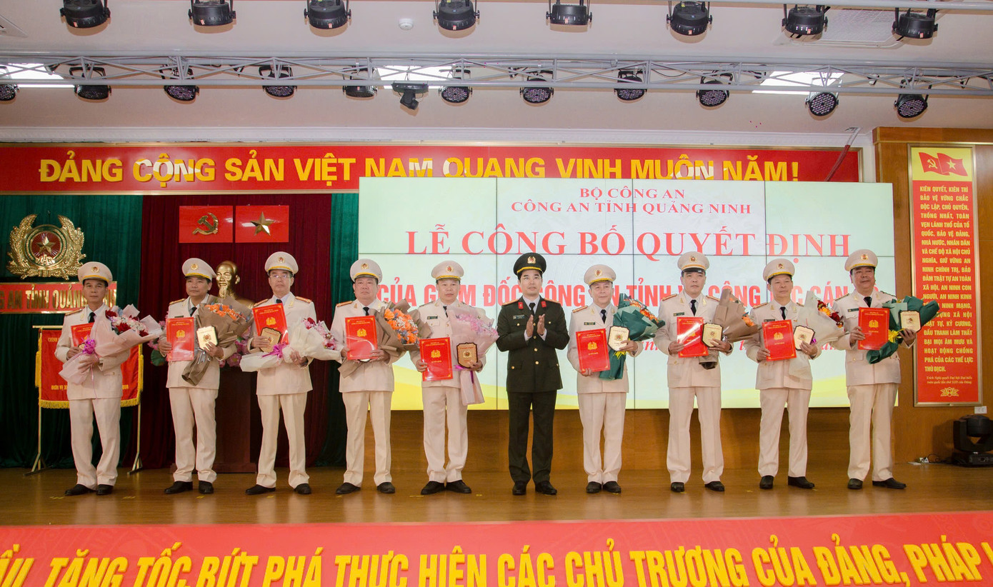Giám đốc Công an tỉnh Quảng Ninh trao quyết định nghỉ công tác hưởng chế độ hưu trí đối với 9 lãnh đạo cấp phòng.