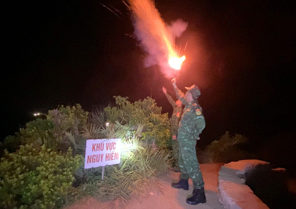 Biên phòng huyện Cô Tô bắn pháo hiệu thông báo bão. Ảnh QMG.