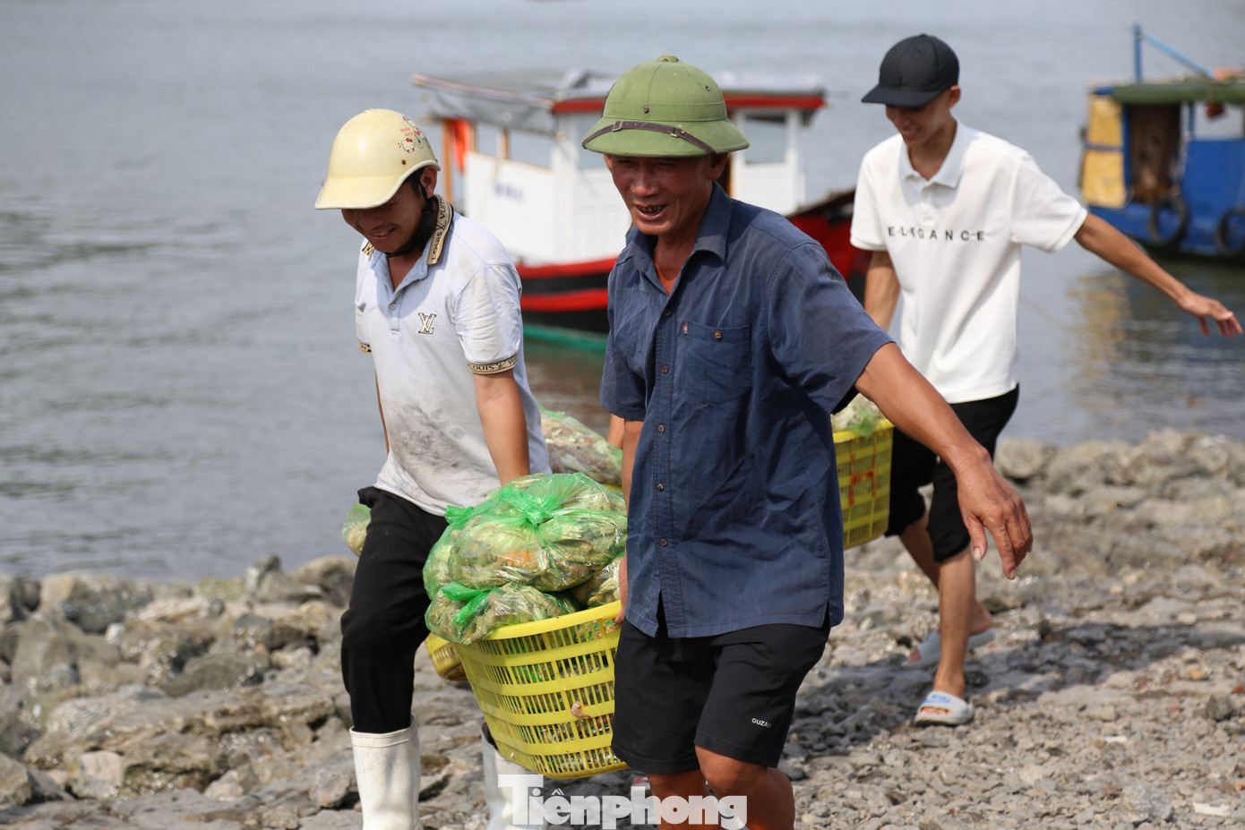 Có phương án huy động các phương tiện, thiết bị và lực lượng kịp thời giải tỏa ách tắc giao thông do mưa lũ gây ra, đảm bảo giao thông thông suốt.