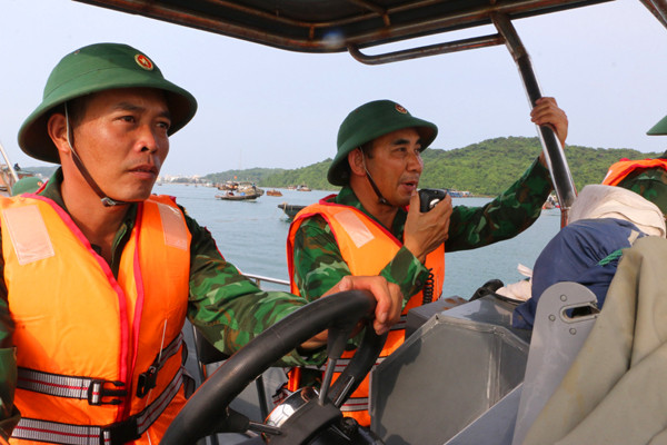 Lực lượng biên phòng huyện Cô Tô phát loa kêu gọi tàu thuyền về nơi tránh trú bão. Ảnh QMG.