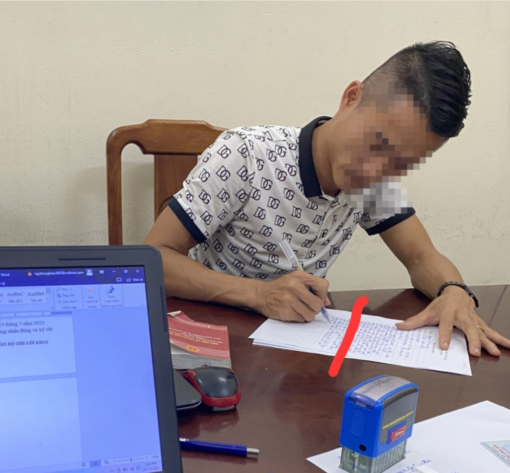 N.A.T - lái xe taxi “dù” BKS14A-62916 làm việc tại cơ quan Công an. N.A.T - lái xe taxi “dù” BKS14A-62916 làm việc tại cơ quan Công an.