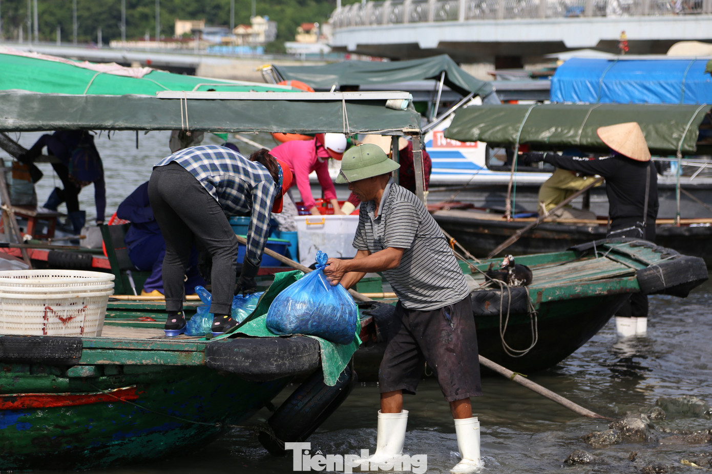 Tổ chức các phương án di dời người ở tại các lán trại, nhà tạm dưới chân mái kè, vùng trũng, các công trình xây dựng đảm bảo an toàn tuyệt đối cho người và tài sản trong mọi tình huống; tuyên truyền, yêu cầu người dân không ra suối đánh cá, vớt củi, bơi lội khi có lũ…