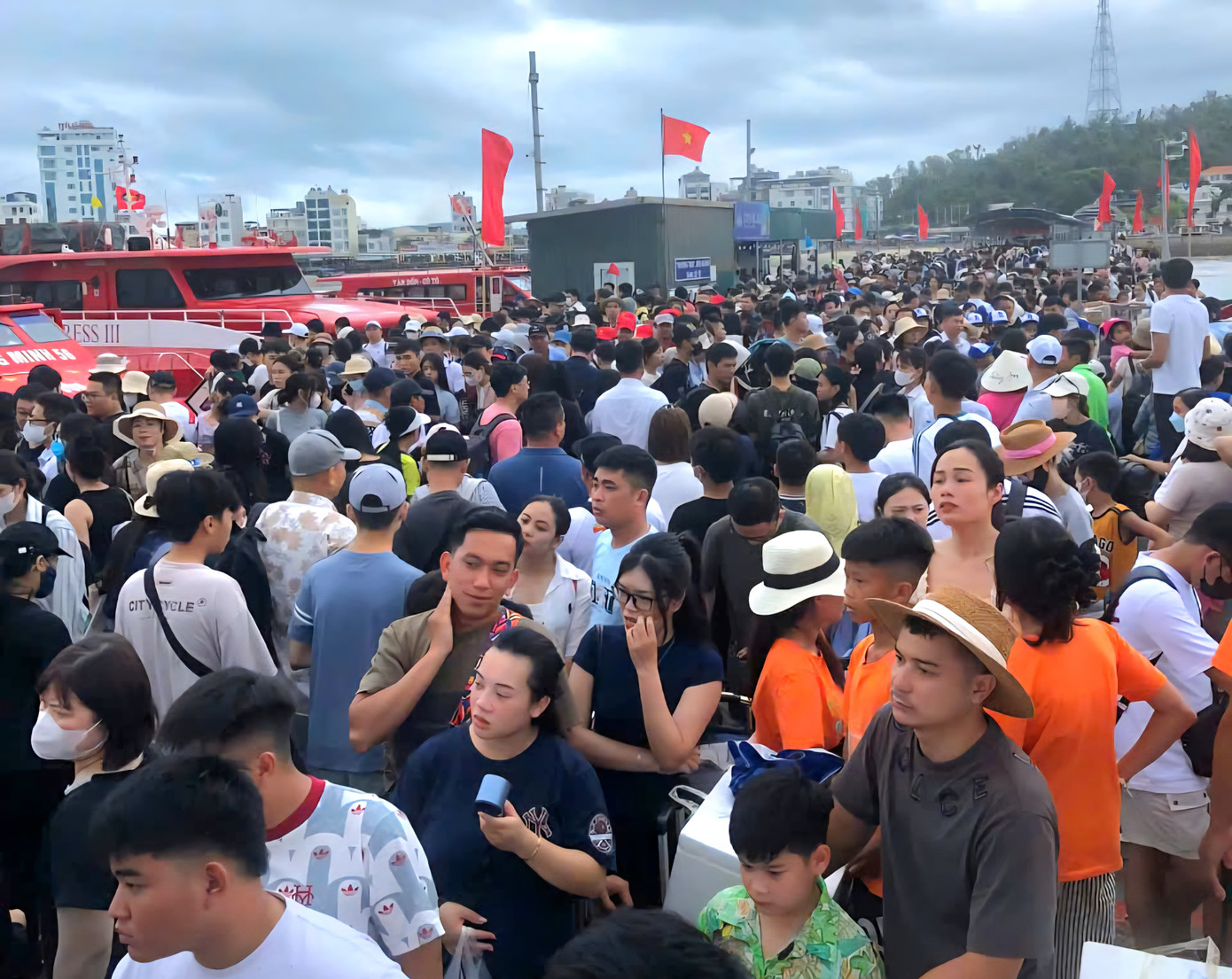 Du khách Cô Tô lên tàu trở về đất liền vào cuối tuần. Du khách Cô Tô lên tàu trở về đất liền vào cuối tuần.