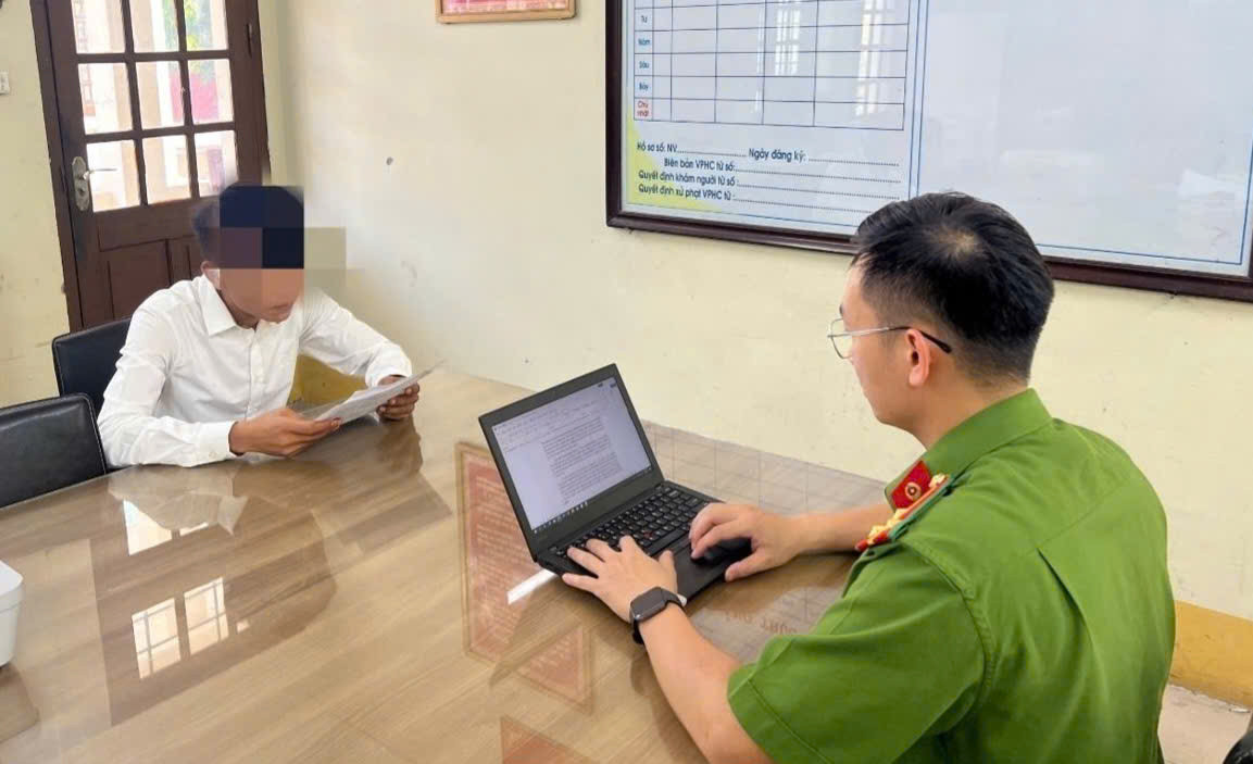 Cơ quan công an làm việc với tài xế taxi.