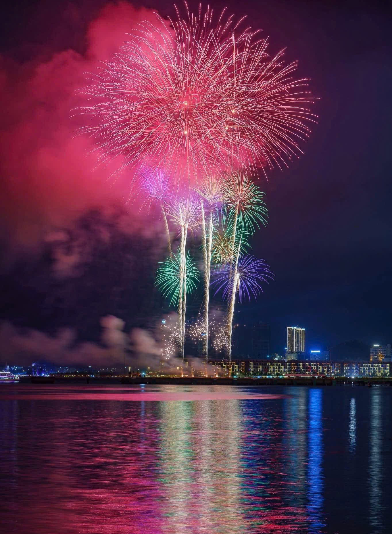 Chương trình pháo hoa nghệ thuật diễn ra tối thứ 6 và thứ 7 tại cảng tàu quốc tế Hạ Long. Chương trình pháo hoa nghệ thuật diễn ra tối thứ 6 và thứ 7 tại cảng tàu quốc tế Hạ Long.