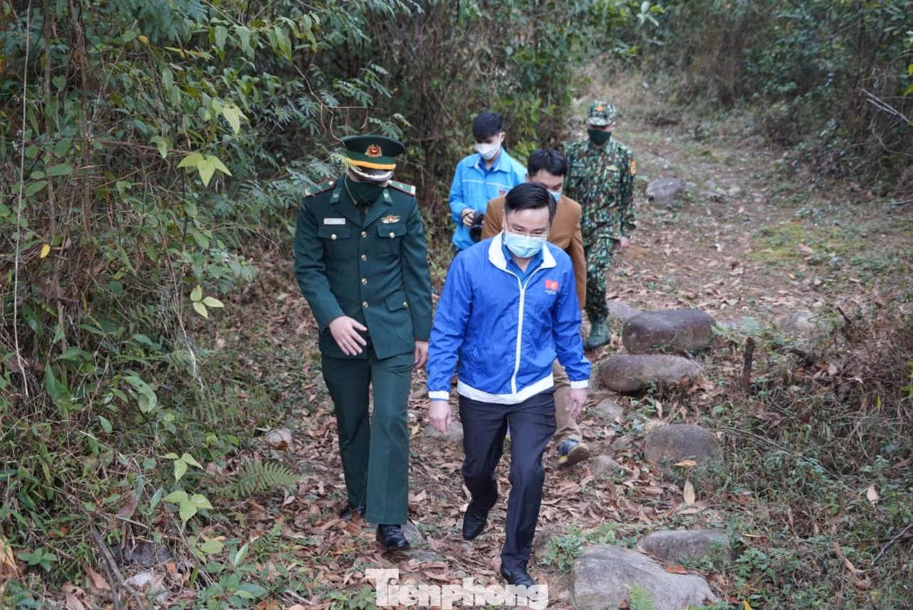 Đây là đồn biên phòng có đường biên giới giáp với Trung Quốc, thời gian vừa qua, hàng loạt chốt kiểm soát dịch COVID-19 đã được lập dọc biên giới. Vì nhiệm vụ chung, nhiều chiến sĩ nhiều tháng chưa được về thăm gia đình.