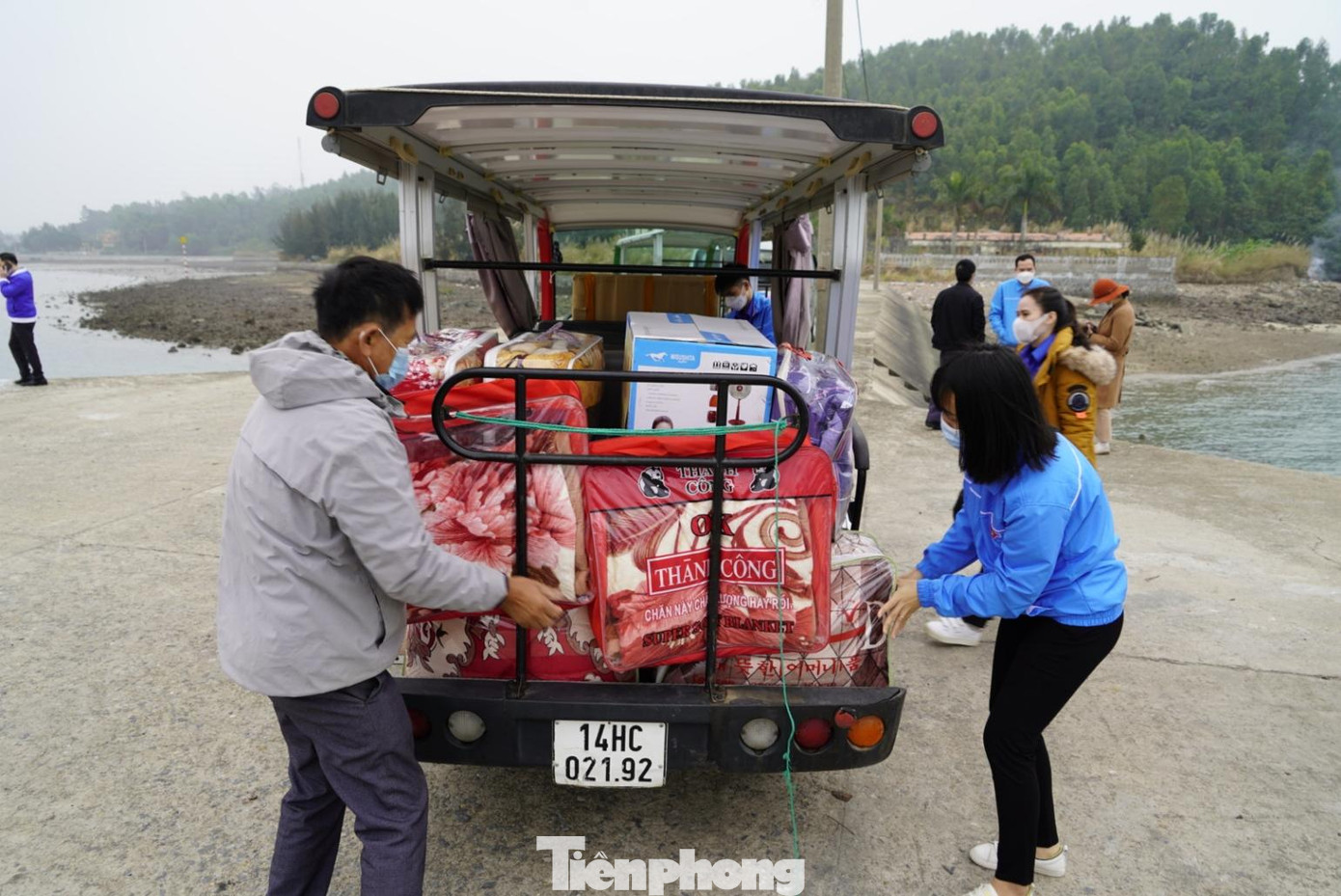 Các món quà được sắp xếp gọn gàng chứa đựng tình cảm của đất liền gửi các chiến sĩ nơi hải đảo xa xôi.