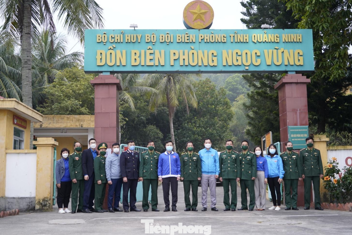 &quot;Chúc các cán bộ, chiến sĩ đồn biên phòng đảo Ngọc Vừng tiếp tục hoàn thành tốt các nhiệm vụ được giao. Đặc biệt nỗ lực khắc phục khó khăn thực hiện hiệu quả “nhiệm vụ kép” vừa bảo vệ vững chắc chủ quyền an ninh biên giới quốc gia, vừa là lực lượng nòng cốt trên tuyến đầu trong ngăn chặn dịch COVID-19 xâm nhập qua biên giới&quot;, Bí thư Tỉnh đoàn Quảng Ninh nói.