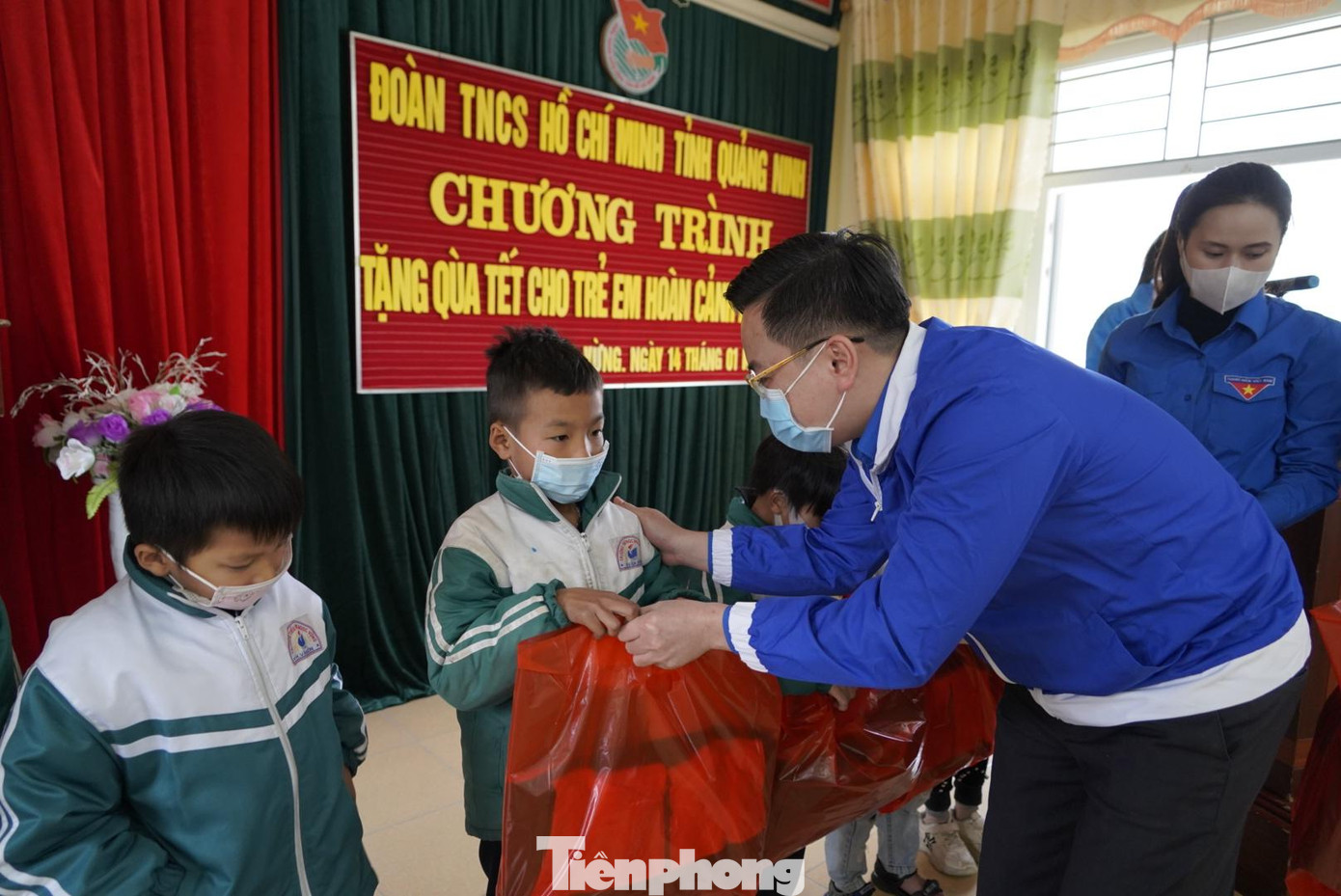 Đoàn thăm và tặng quà các em học sinh có hoàn cảnh khó khăn và bị ảnh hưởng bởi dịch COVID-19 tại trường TH, THCS đảo Ngọc Vừng (huyện Vân Đồn).
