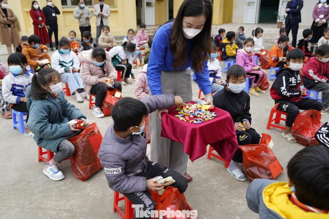 Các em học sinh ở trường Tiểu học Quảng Đức (huyện Hải Hà) vui mừng vì được tặng quà.