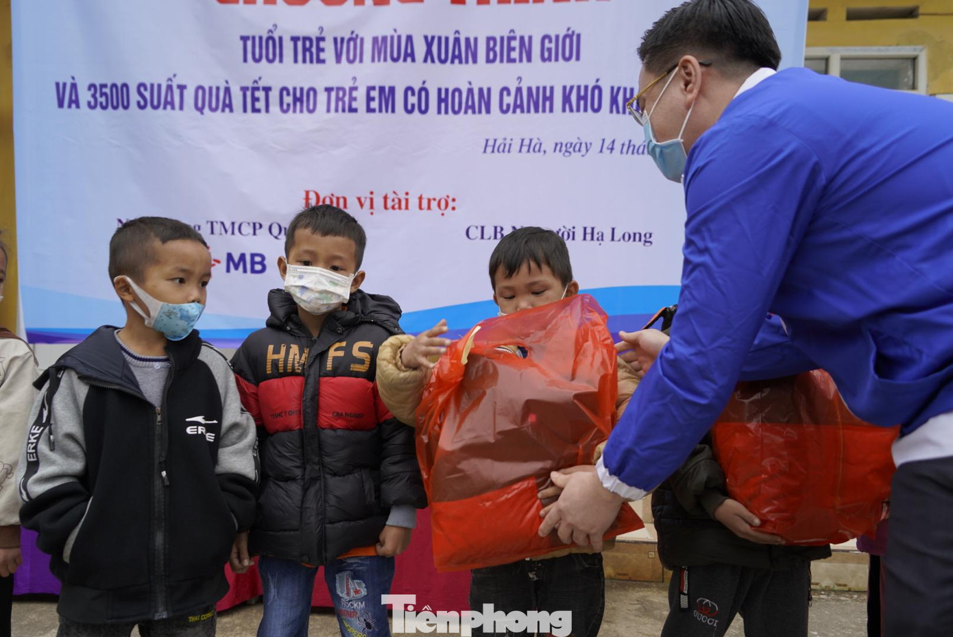 Trong chuyến thăm lần này, tuổi trẻ Quảng Ninh còn mang theo 3.500 suất quà Tết cho trẻ em có hoàn cảnh khó khăn.