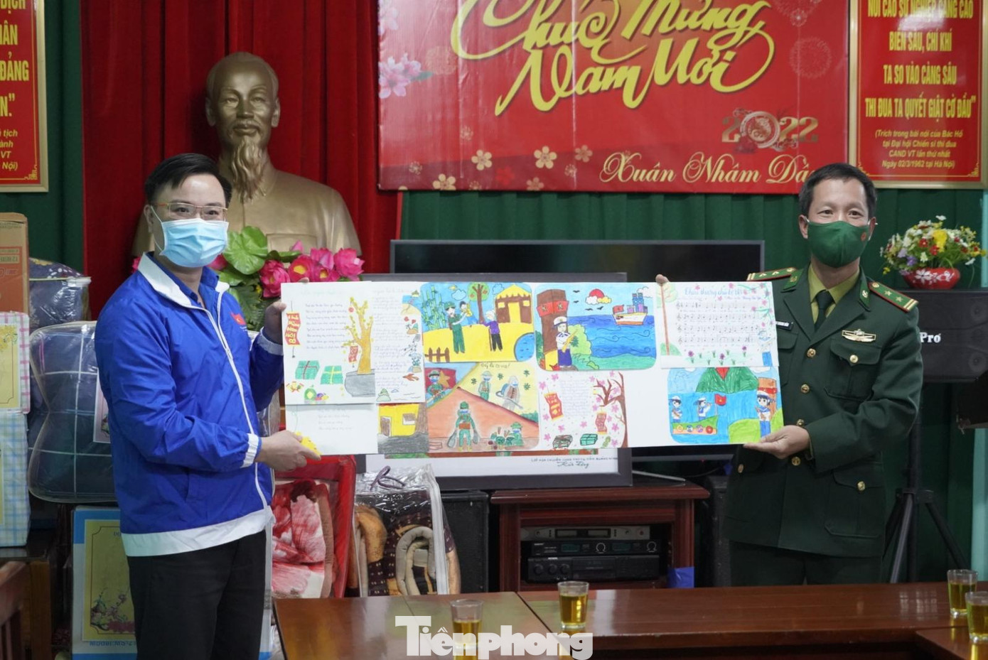 Thay mặt đoàn công tác, anh Hoàng Văn Hải - Bí thư Tỉnh đoàn đã thăm hỏi, chúc Tết cán bộ, chiến sĩ đang công tác tại đồn biên phòng đảo Ngọc Vừng.