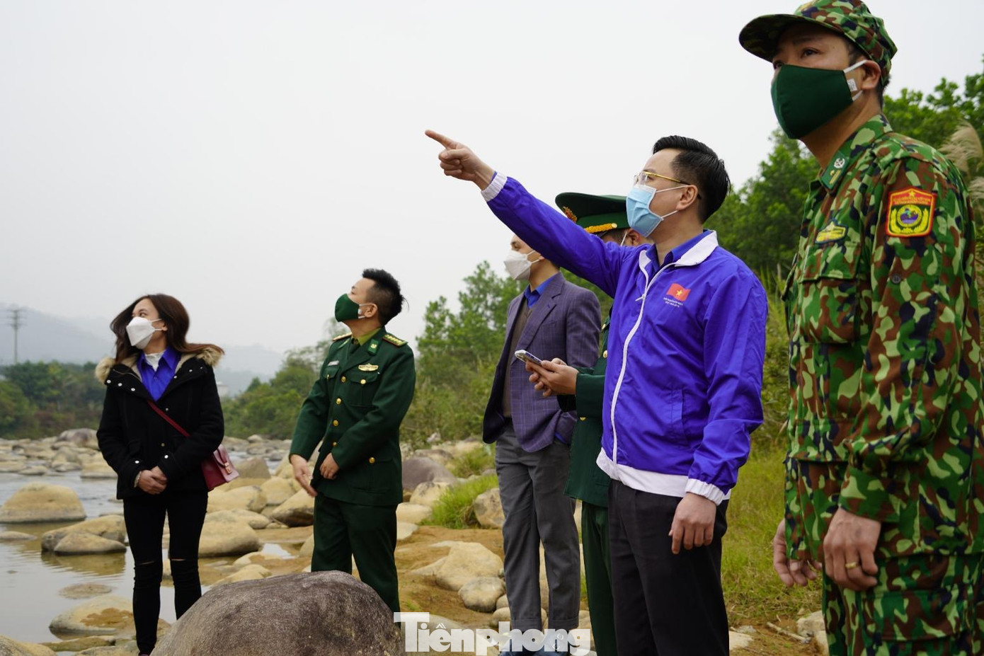 Chia sẻ những khó khăn trước mắt với cán bộ chiến sĩ tại chốt 18, đồn biên phòng Quảng Đức, đoàn đã tặng chăn ấm và quạt sưởi, mong các chiến sĩ chắc tay súng, vững tinh thần vì nhiệm vụ bảo vệ Tổ quốc.