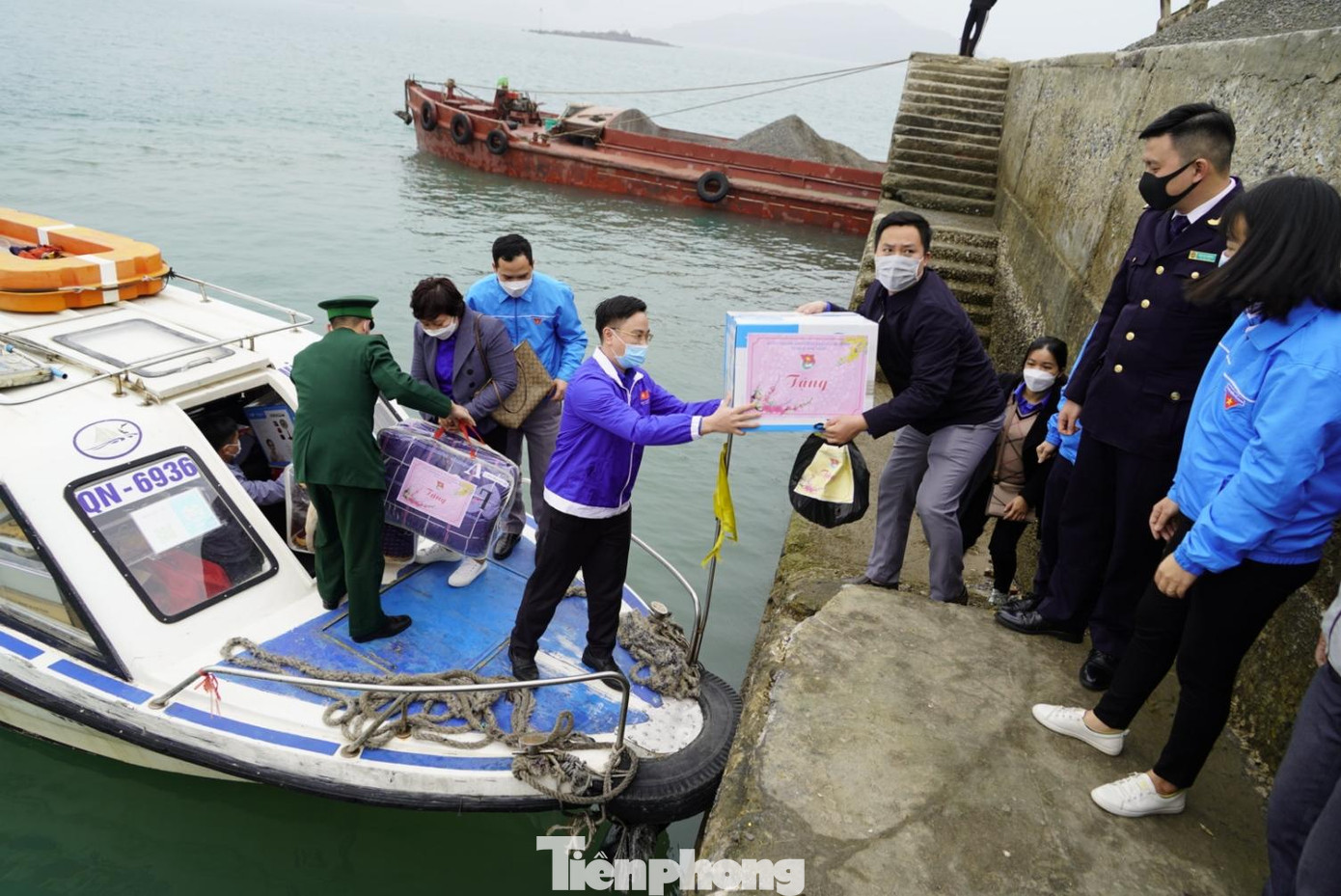 Chia tay với biên giới đất liền, đoàn công tác tiếp tục lên tàu di chuyển ra hải đảo.