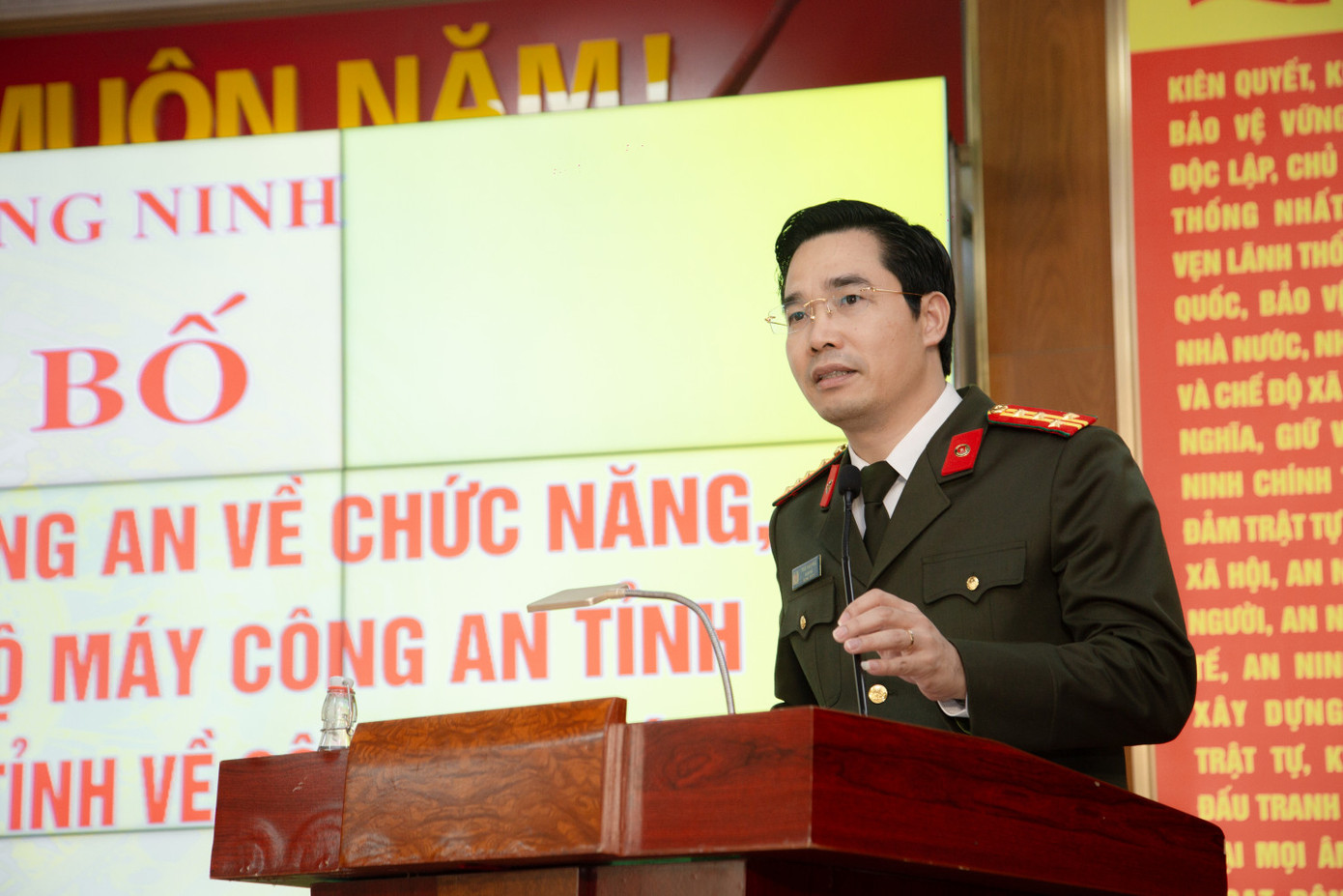 Đại tá Trần Văn Phúc - Uỷ viên Ban Thường vụ Tỉnh uỷ, Bí thư Đảng ủy, Giám đốc Công an tỉnh phát biểu tại Hội nghị.