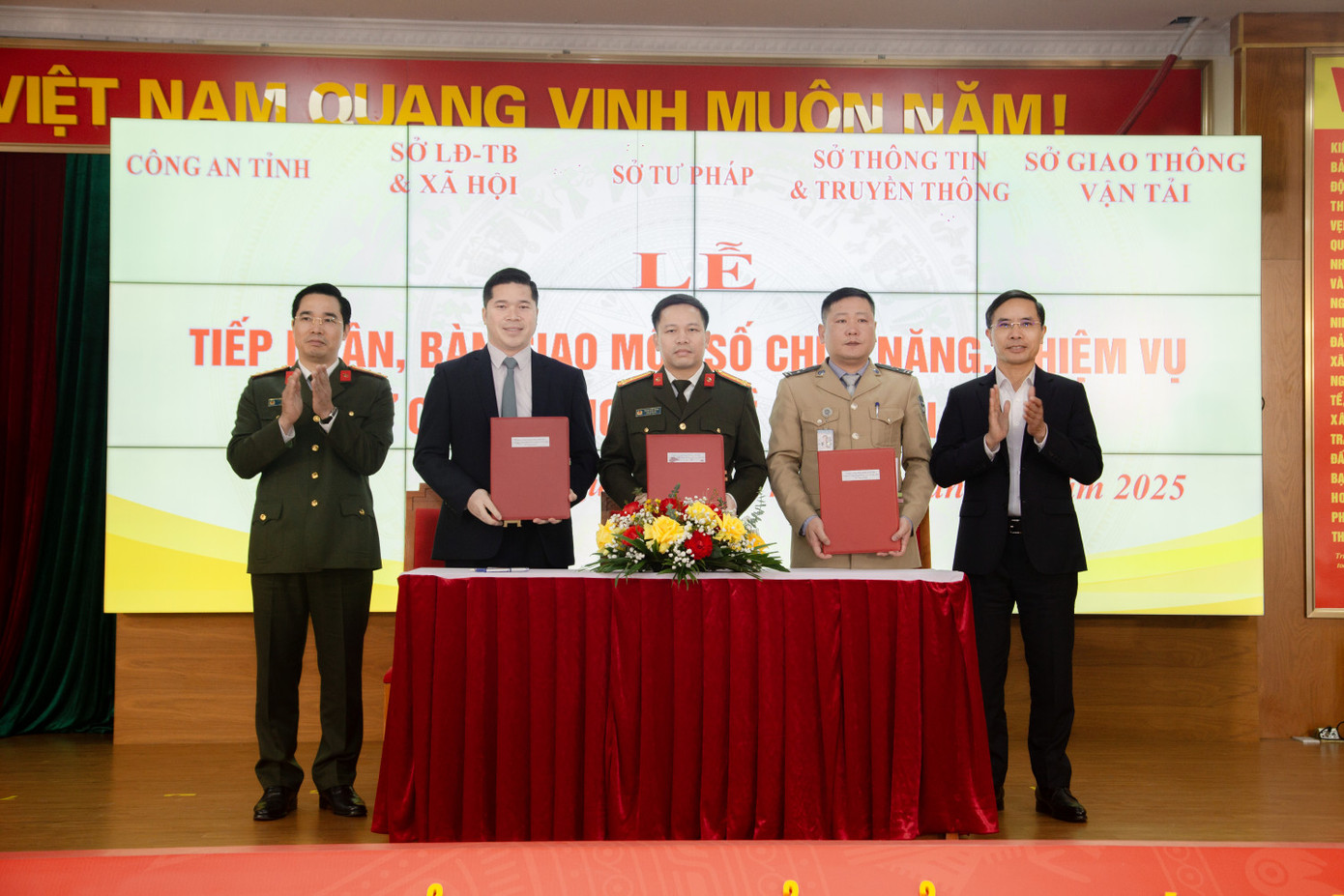 Thượng tá Phạm Văn Dũng và đại diện lãnh đạo Cảng vụ hàng không miền Bắc và Cảng hàng không quốc tế Vân Đồn ký kết biên bản bàn giao.