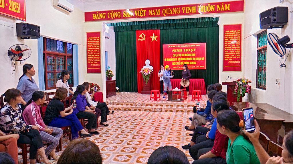 Một buổi sinh hoạt của CLB Phòng chống bạo lực gia đình tại phường Nam Hòa, TX Quảng Yên, Quảng Ninh.