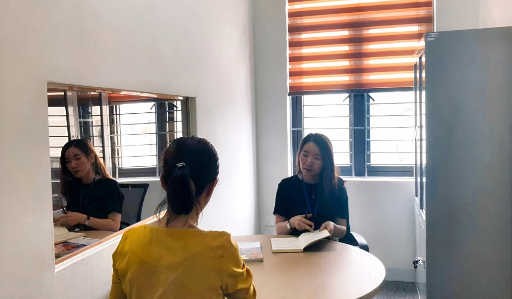 Nhân viên Ngôi nhà Ánh Dương tư vấn cho một phụ nữ bị bạo lực gia đình.