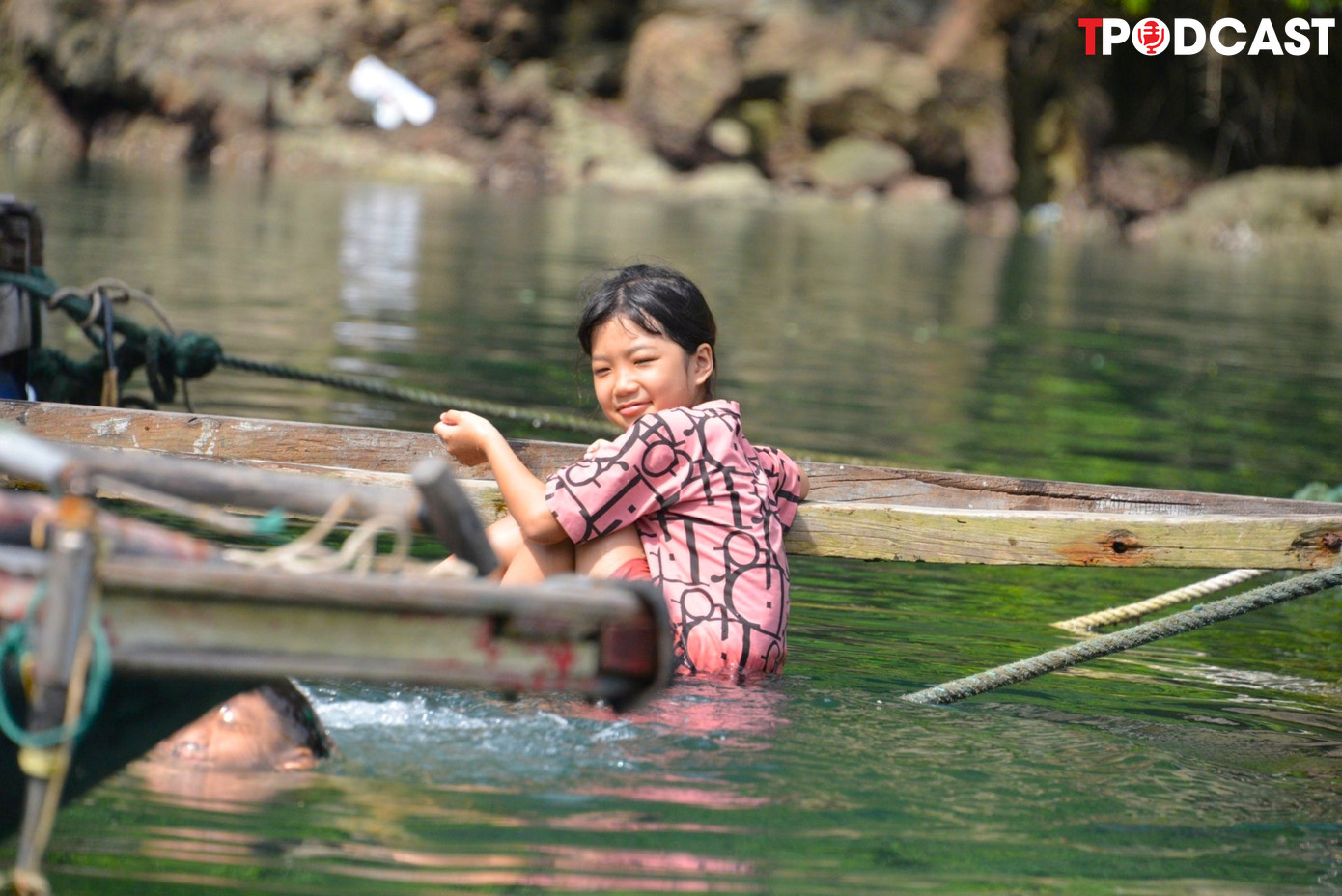 Ngoài việc được đoàn tụ cùng bố mẹ, làng chài Cửa Vạn còn là nơi lũ trẻ được thỏa sức vẫy vùng.