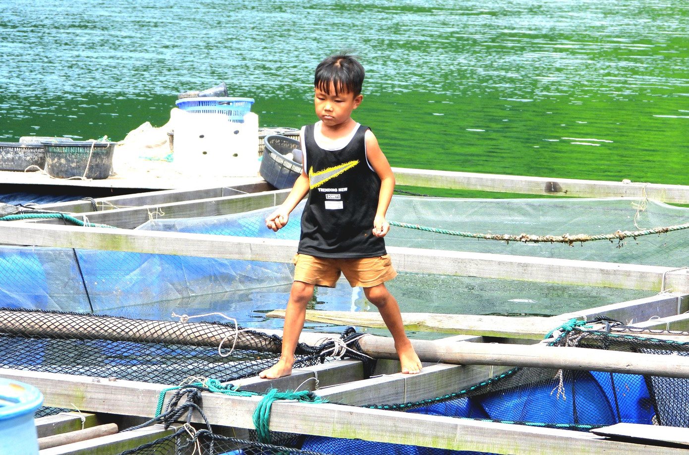 Vào những tháng nghỉ hè, Cửa Vạn mới xuất hiện nhiều trẻ con. Lũ trẻ thường ngày ở với ông bà, người thân tại khu tái định cư Hà Phong, giờ được ra làng chài ăn, ngủ và mưu sinh cùng bố mẹ.