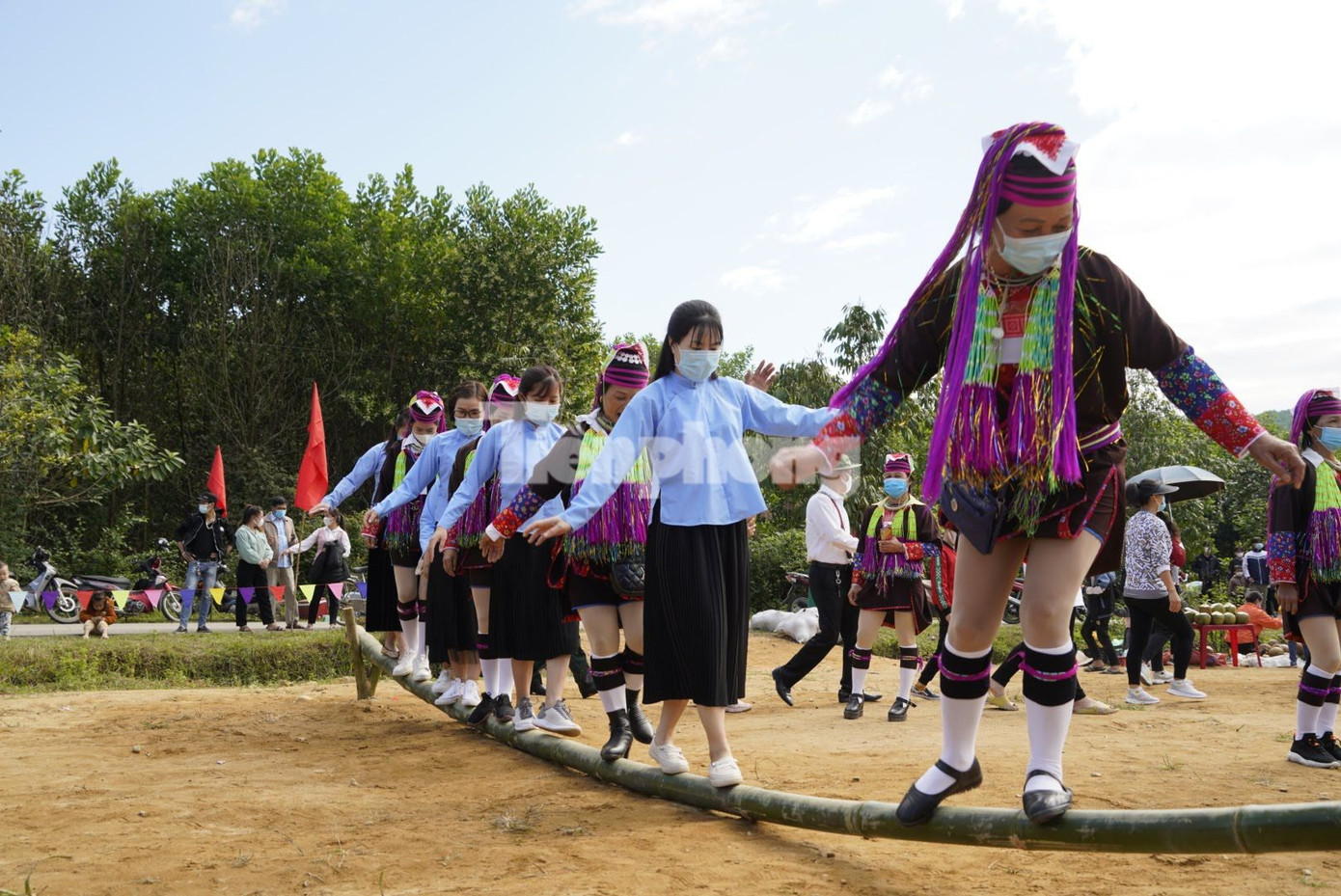 Bà con dân tộc xã Hải Sơn, TP Móng Cái vui ngày hội xuân.