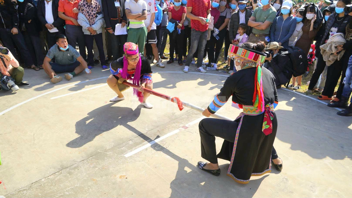 Các cô gái thôn Pò Hèn, xã Hải Sơn, TP Móng Cái thi đẩy gậy.