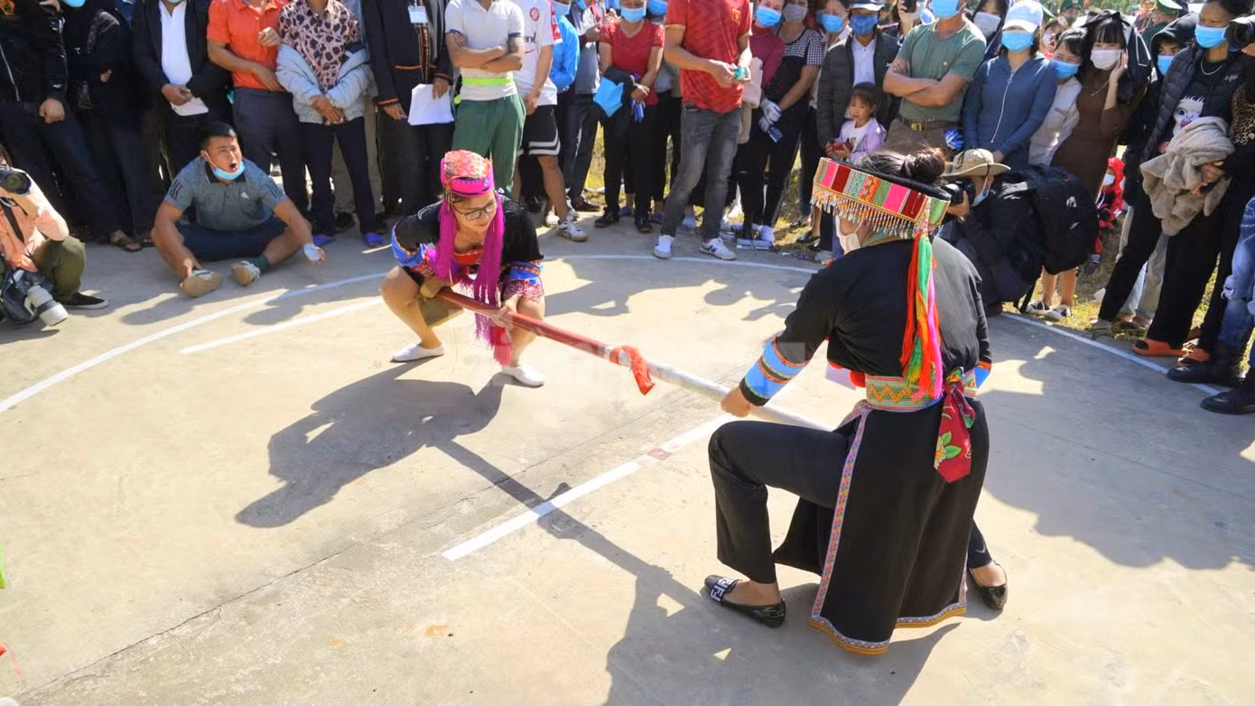 Các cô gái thôn Pò Hèn, xã Hải Sơn, TP Móng Cái thi đẩy gậy. Các cô gái thôn Pò Hèn, xã Hải Sơn, TP Móng Cái thi đẩy gậy.