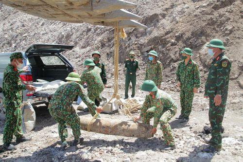 Lực lượng chức năng xử lý quả bom nằm giữa khai trường than Lực lượng chức năng xử lý quả bom nằm giữa khai trường than