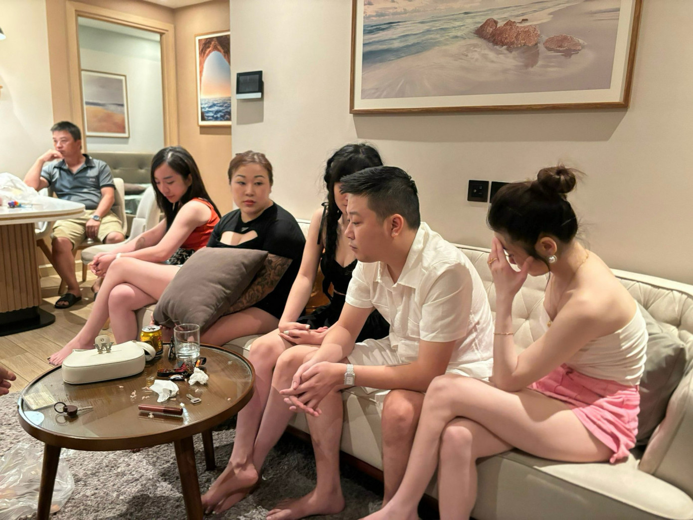 Nhóm 'nam thanh nữ tú' thuê chung cư bay lắc.