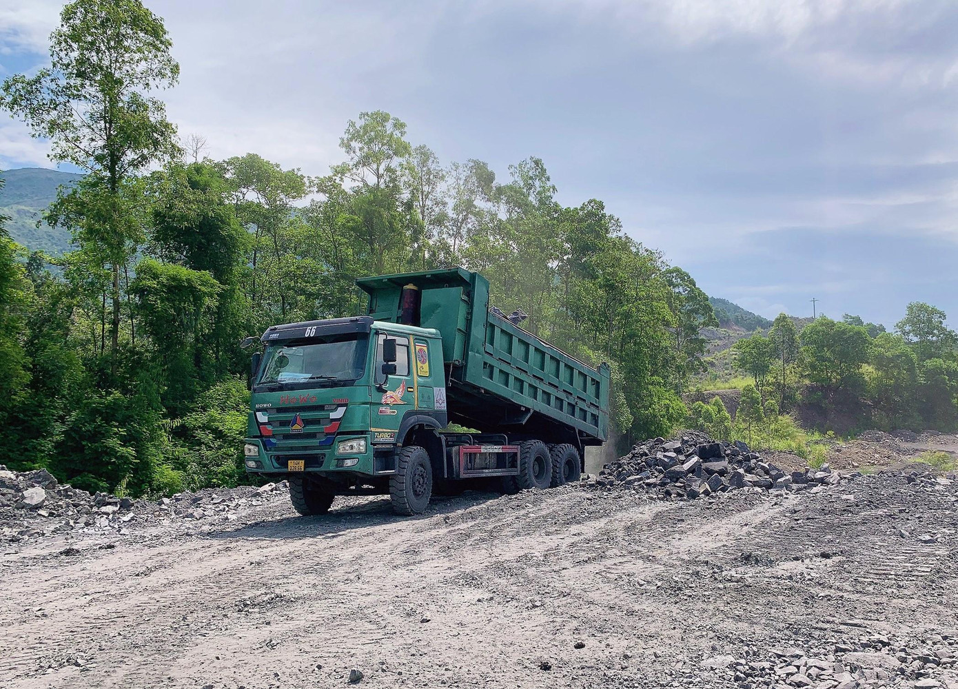 Hàng loạt xe "hổ vồ" chở đất đá từ mỏ than Mạo Khê đổ vào vườn nhà dân. Hàng loạt xe "hổ vồ" chở đất đá từ mỏ than Mạo Khê đổ vào vườn nhà dân.
