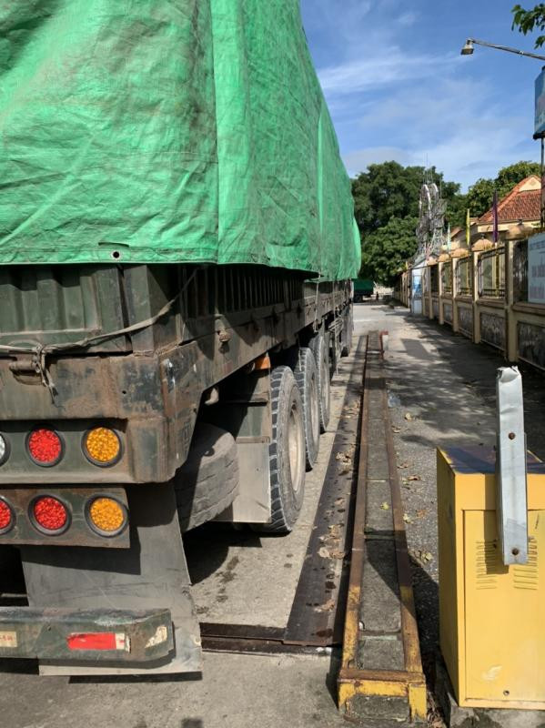 Qua giám sát, lực lượng chức năng phát hiện xe chạy rất ì nên lượng hàng hóa không thể là giấy.