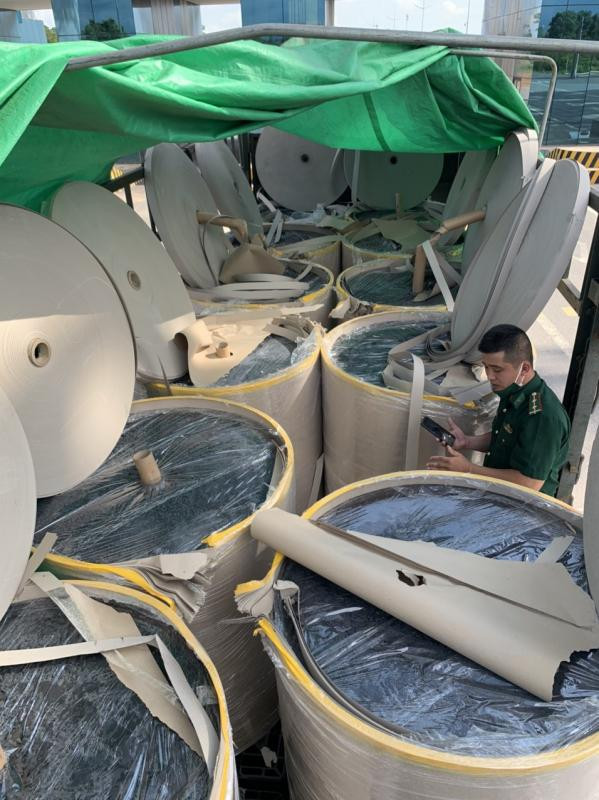 Hàng nghìn tấn quặng đã được thông quan dưới vỏ bọc giấy carton dạng cuộn.