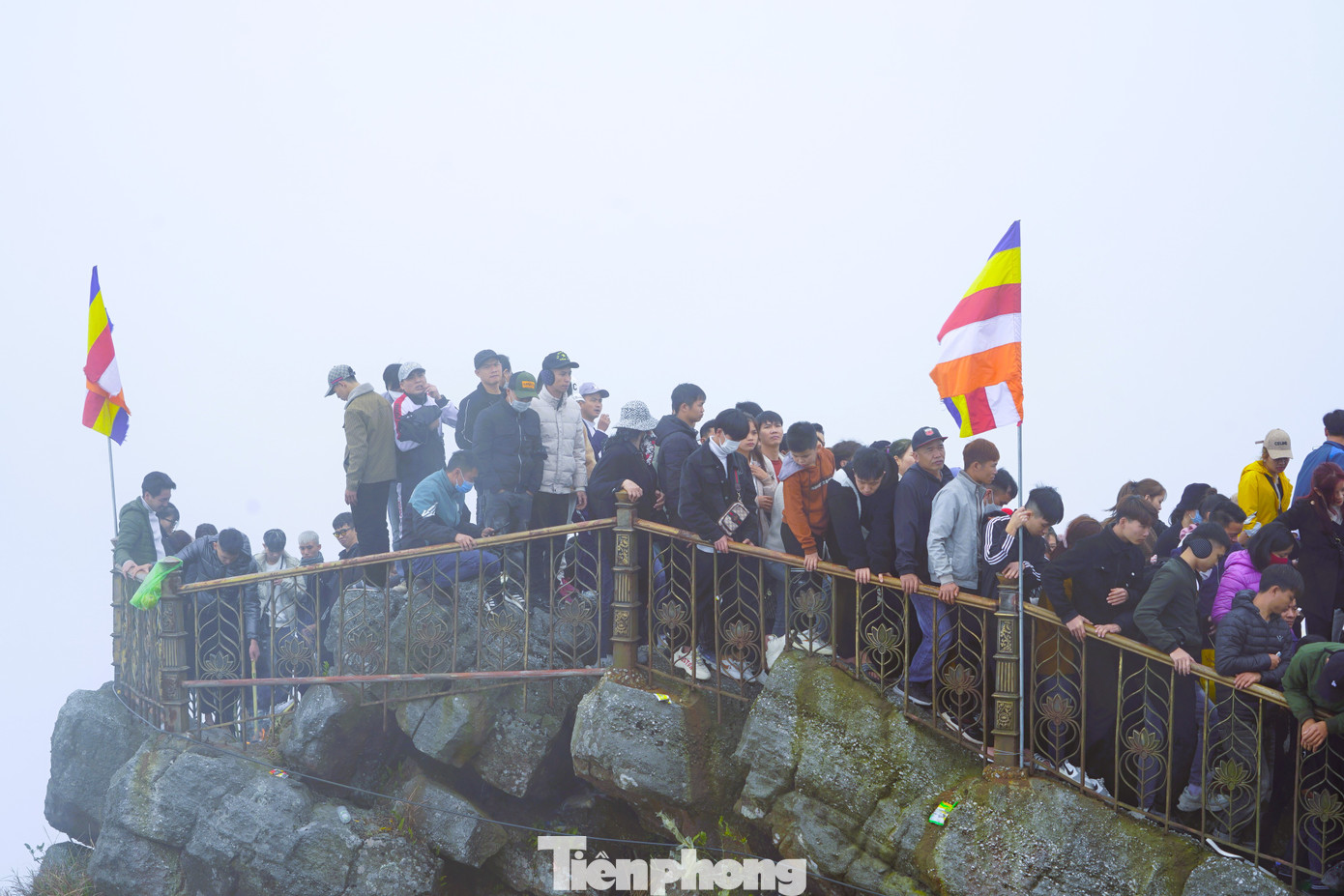 Chùa được xây dựng cheo leo trên đỉnh núi nên công tác bảo vệ an toàn cho du khách khi đến đây năm nào cũng được BQL chú trọng hàng đầu để tránh những tai nạn đáng tiếc xảy ra. Ảnh: HOÀNG DƯƠNG.