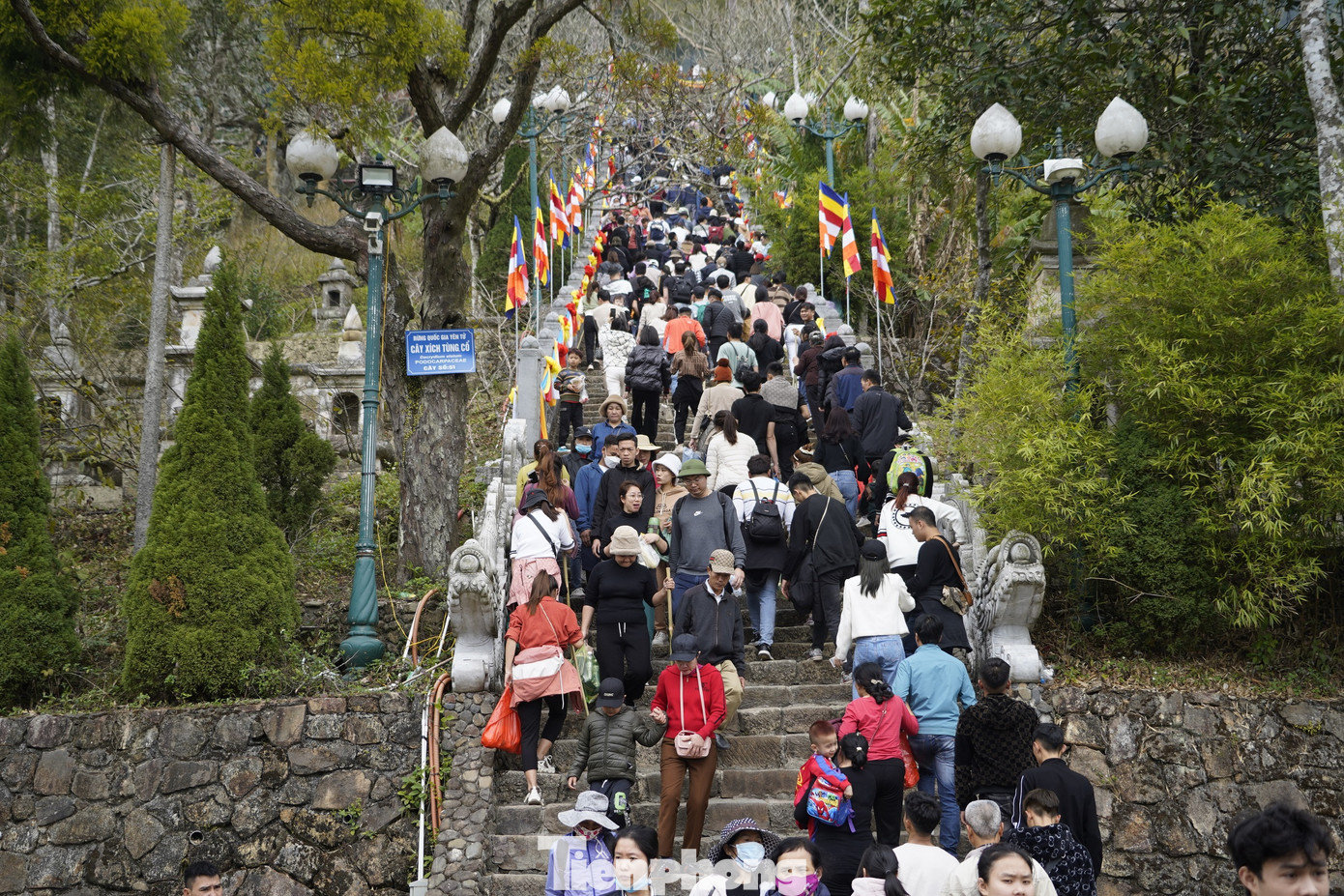 Đúng ngày 10 tháng Giêng (31/1/2023) Yên Tử chính thức khai hội. Dòng người đổ về đất Phật ngày một đông. Ảnh: HOÀNG DƯƠNG.
