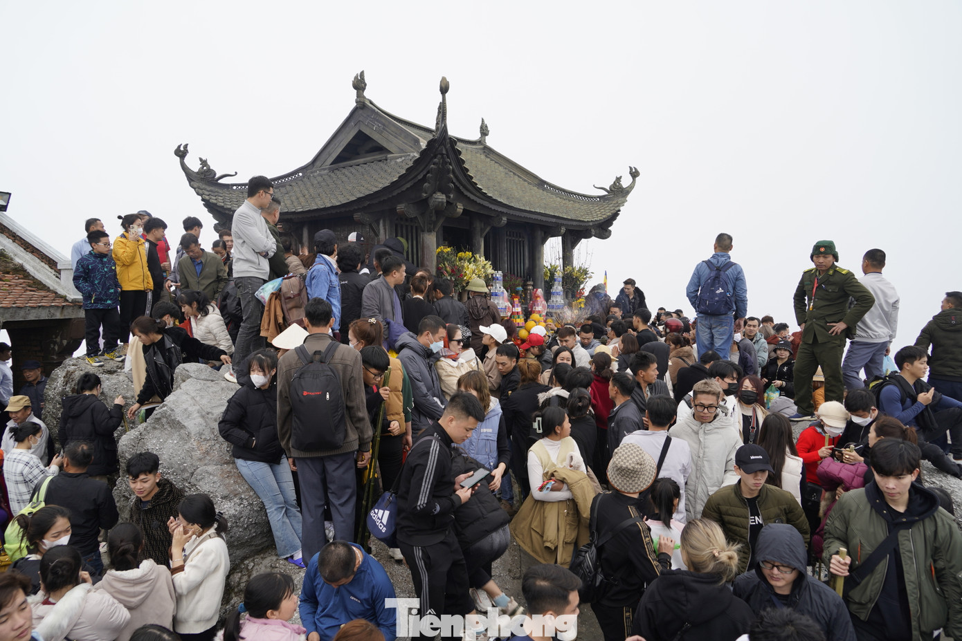 Khu vực chùa Đồng nằm cheo leo trên đỉnh núi nên không gian rất chật hẹp. Ảnh: HOÀNG DƯƠNG.