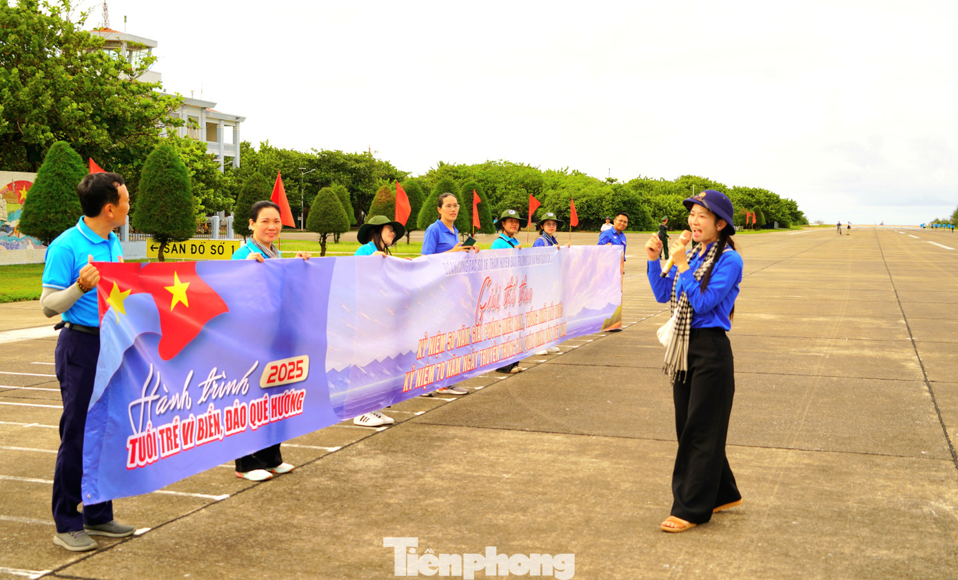 Các cổ động viên cũng háo hức với giải chạy đặc biệt này.