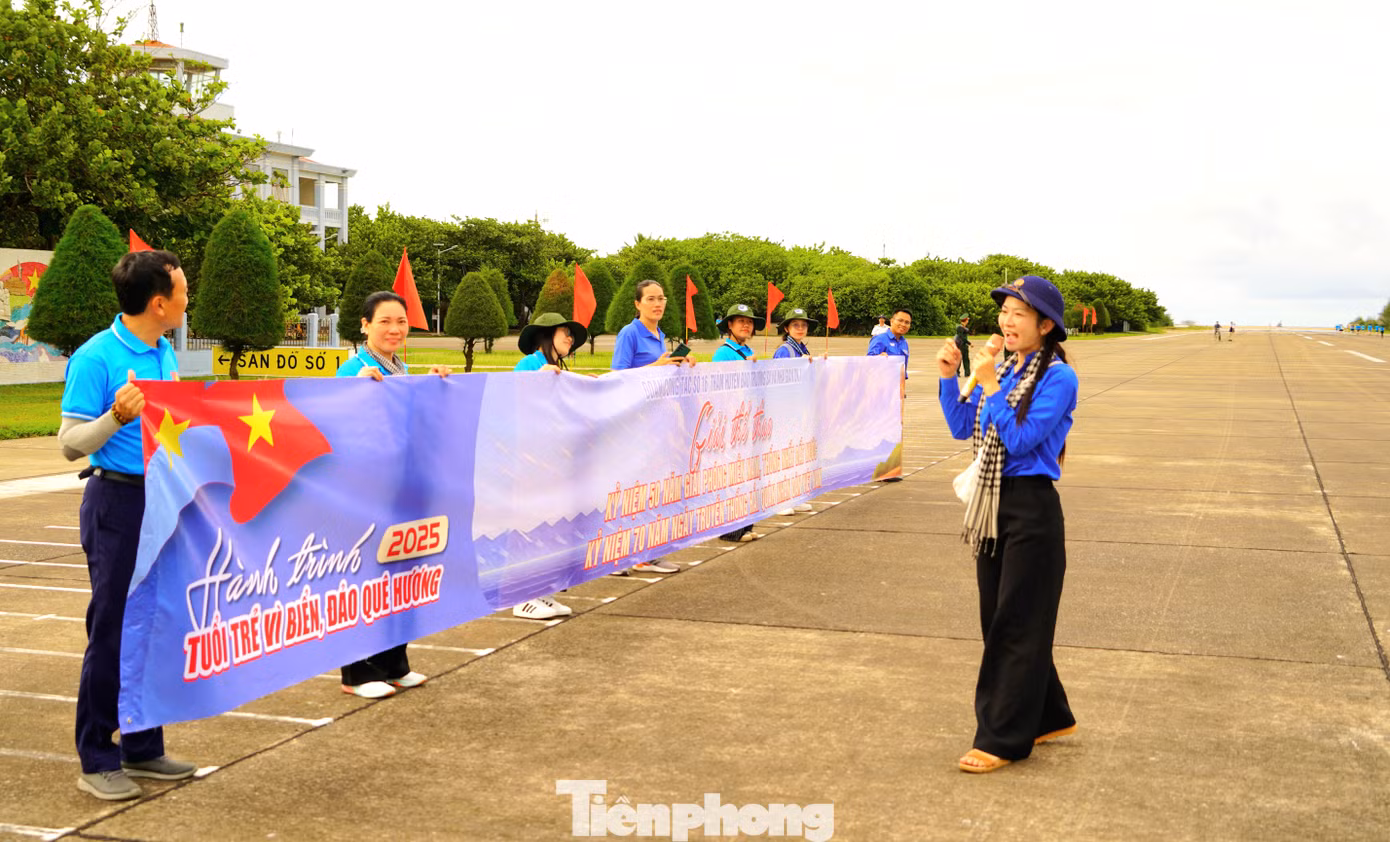 Các cổ động viên cũng háo hức với giải chạy đặc biệt này.