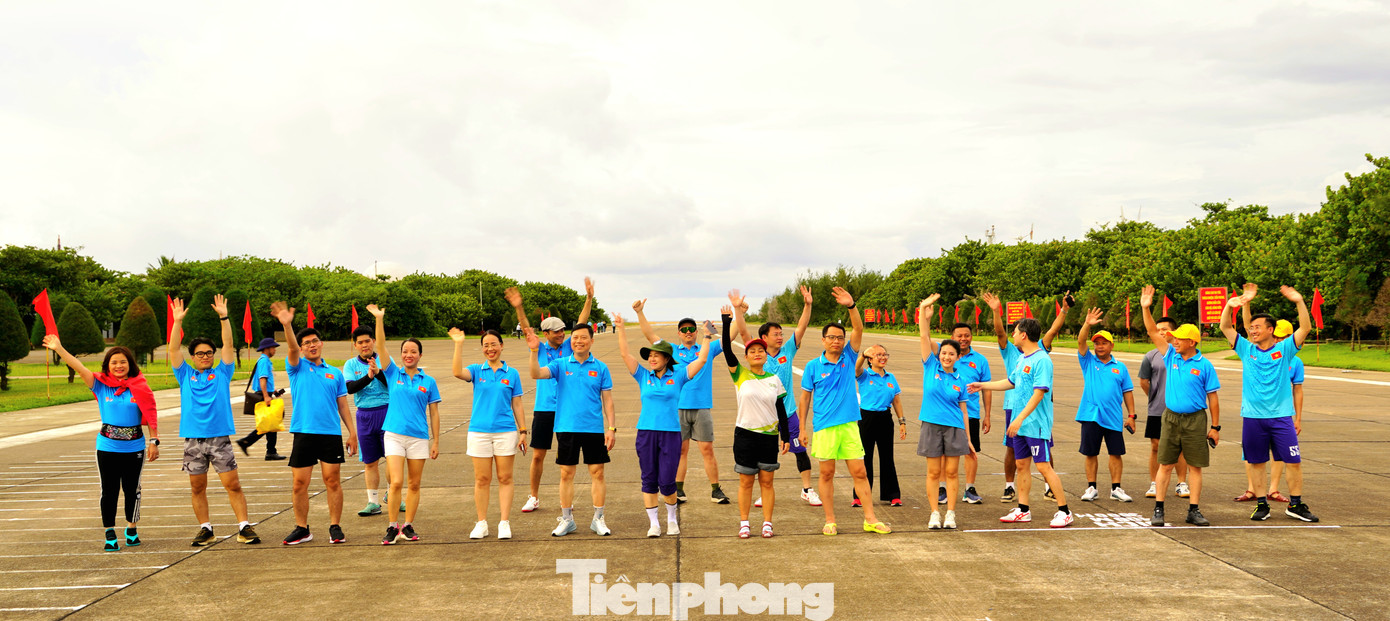 Hàng chục vận động viên háo hức tham gia giải chạy.