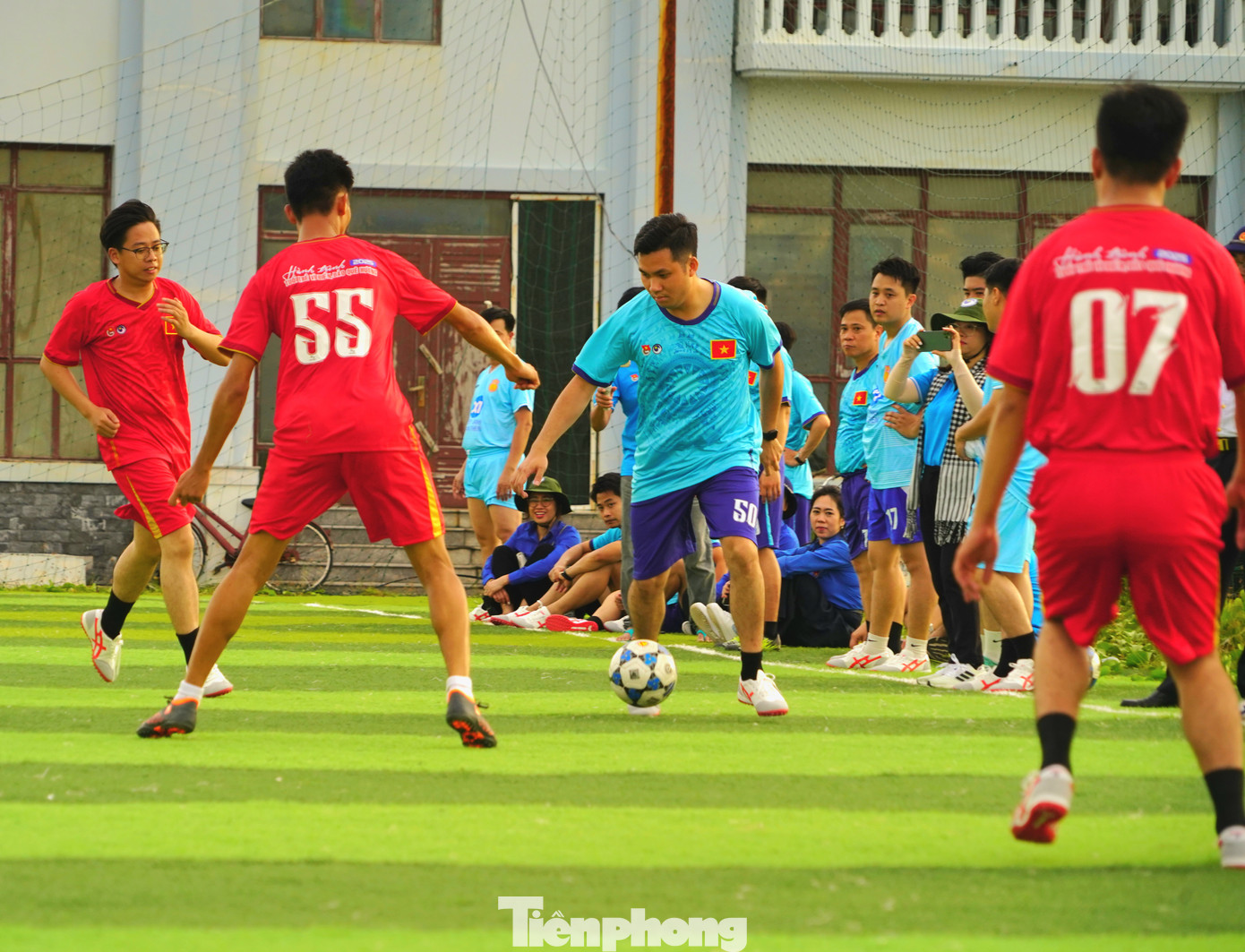 Sau giải chạy, đoàn công tác tiếp tục giao lưu bóng đá với các chiến sĩ Hải quân trên đảo Trường Sa Lớn.