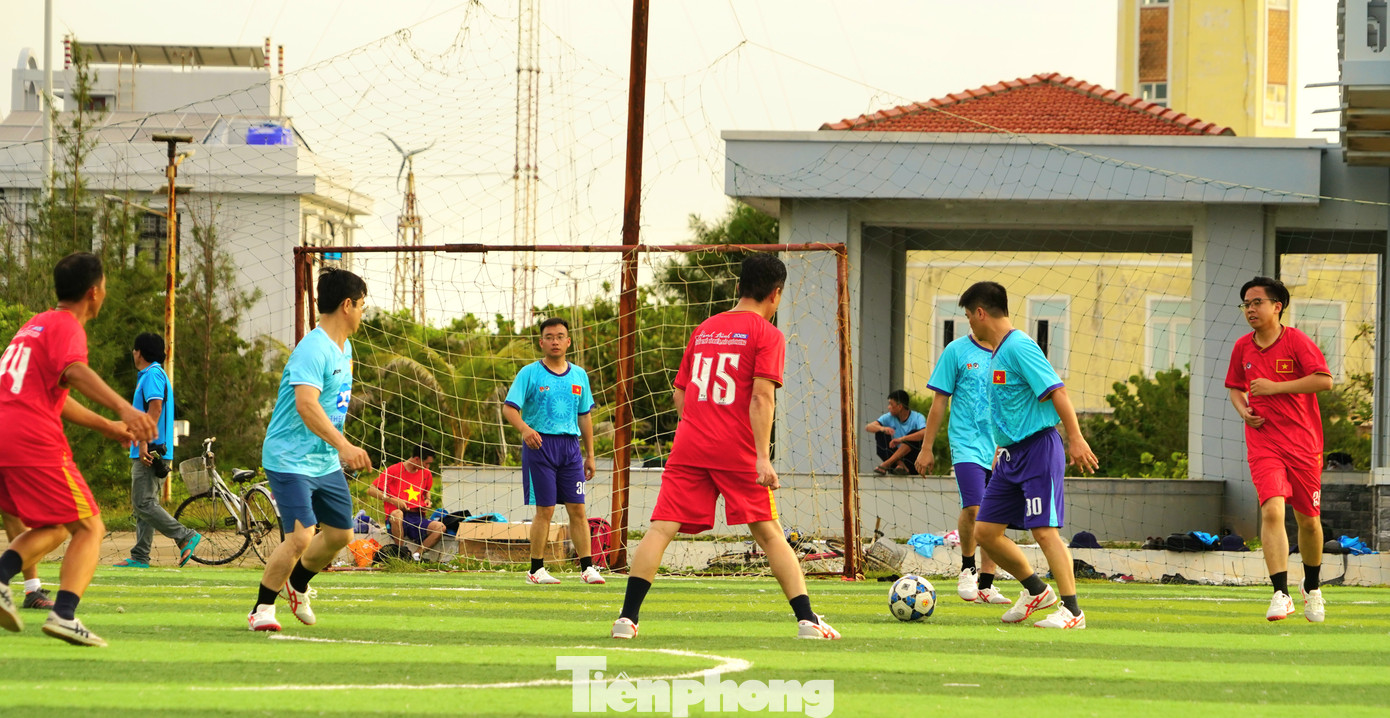 Trên đảo có đủ sân bóng đá, bóng chuyền và các khu vực hoạt động thể thao cho người dân và chiến sĩ đang làm nhiệm vụ canh giữ biển đảo.